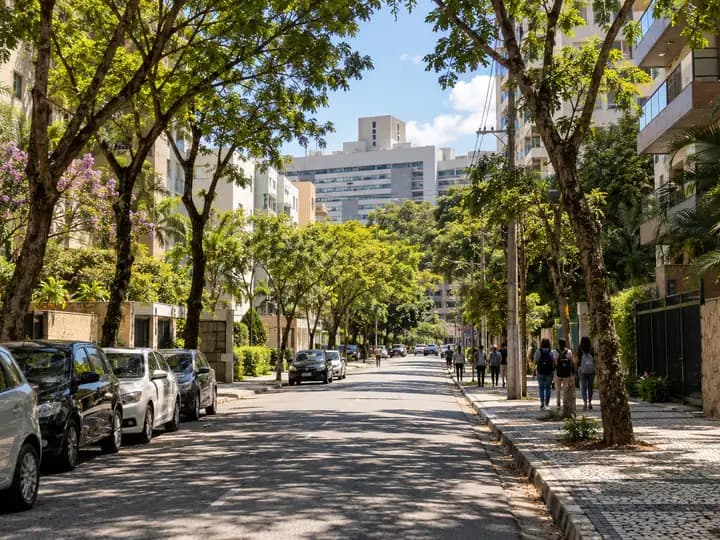 Rua arborizada de bairro residencial